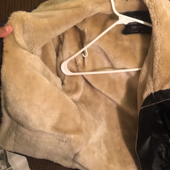 Black leather jacket with fur - Picture 4 of 5